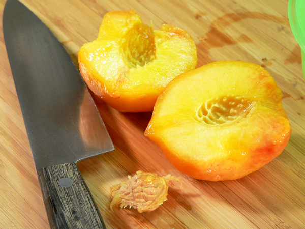 Peach-Preserve-Ice-Cream_07_slice-remove-pit Peach Preserve Ice Cream, slice and remove the pit.