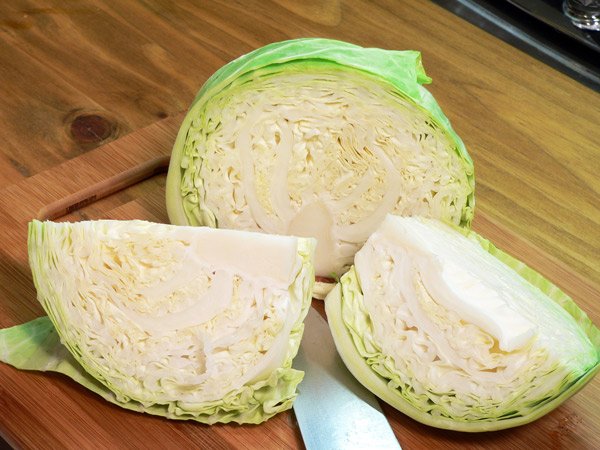 Cut the cabbage into halves.