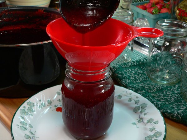 Strawberry Jam, ladle the jam mixture into the jar.