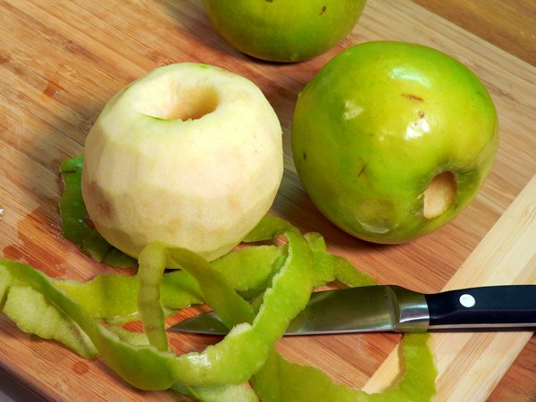 Praline-Apple Bread, peel the apples.