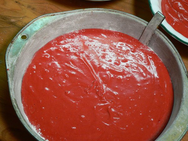 Red Velvet Cake, tap the pan.