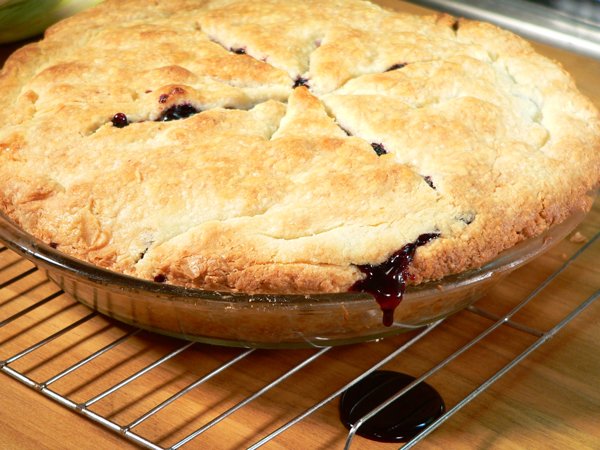 Blueberry-Pie_20_let-cool-on-wire-rack